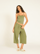 Carregar imagem no visualizador da galeria, Calça Pantacourt St Tropez Verde Alcaparra Cerrado UV +50 - panou.br