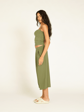 Carregar imagem no visualizador da galeria, Calça Pantacourt St Tropez Verde Alcaparra Cerrado UV +50 - panou.br