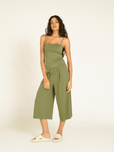 Carregar imagem no visualizador da galeria, Calça Pantacourt St Tropez Verde Alcaparra Cerrado UV +50 - panou.br