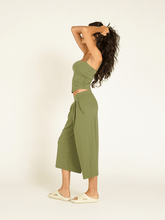 Carregar imagem no visualizador da galeria, Calça Pantacourt St Tropez Verde Alcaparra Cerrado UV +50 - panou.br