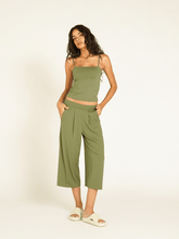 Carregar imagem no visualizador da galeria, Calça Pantacourt St Tropez Verde Alcaparra Cerrado UV +50 - panou.br