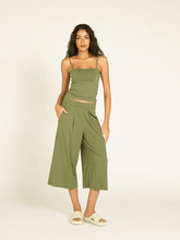 Carregar imagem no visualizador da galeria, Calça Pantacourt St Tropez Verde Alcaparra Cerrado UV +50 - panou.br