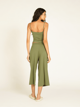 Carregar imagem no visualizador da galeria, Calça Pantacourt St Tropez Verde Alcaparra Cerrado UV +50 - panou.br