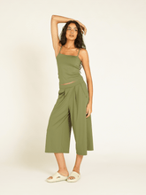 Carregar imagem no visualizador da galeria, Calça Pantacourt St Tropez Verde Alcaparra Cerrado UV +50 - panou.br