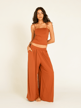 Carregar imagem no visualizador da galeria, Calça Pantalona Budapeste Marrom Camelo UV +50 - panou.br