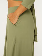 Carregar imagem no visualizador da galeria, Calça Pantalona Budapeste Verde Alcaparra UV 50+ - panou.br