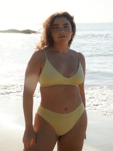 Carregar imagem no visualizador da galeria, Top Biquíni Galápagos Verde Oliva UV 50+ - panou.br