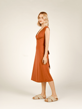 Carregar imagem no visualizador da galeria, Vestido Cachecouer Tóquio Marrom Camelo UV 50+ - panou.br