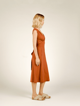 Carregar imagem no visualizador da galeria, Vestido Cachecouer Tóquio Marrom Camelo UV 50+ - panou.br