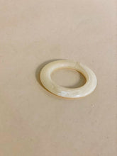 Carregar imagem no visualizador da galeria, Argola Resina Clara - panou.br