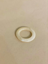 Carregar imagem no visualizador da galeria, Argola Resina Clara - panou.br