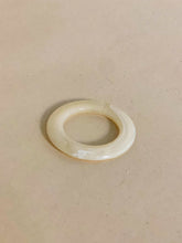 Carregar imagem no visualizador da galeria, Argola Resina Clara - panou.br