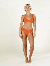 Carregar imagem no visualizador da galeria, Biquíni Galápagos Laranja Ocre UV 50+, Hot Pant e Top com Sustentação - panou.br