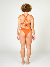 Carregar imagem no visualizador da galeria, Biquíni Santorini Laranja Ocre UV50+, Parte de Baixo que não aperta e Top com decote em V e Alça Versátil - panou.br