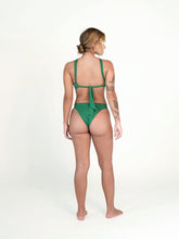 Carregar imagem no visualizador da galeria, Biquíni Santorini Verde Bandeira UV50+,Parte de Baixo que não aperta e Top com decote em V e Alça Versátil - panou.br