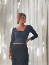 Carregar imagem no visualizador da galeria, Blusa Cachecouer Moscou UV 50+ azul marinho | panou.com.br | Blusa Cachequer transpassada com manga 3/4s de malha fria e proteção UV