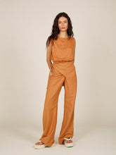 Carregar imagem no visualizador da galeria, Calça Atins - Camelo - panou.br
