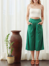 Carregar imagem no visualizador da galeria, Calça Pantacourt St Tropez - Verde Bandeira UV +50 - panou.br