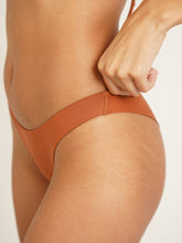 Carregar imagem no visualizador da galeria, Parte de Baixo Biquíni Seychelles Marrom Camelo UV50+ - panou.br