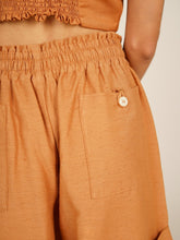 Carregar imagem no visualizador da galeria, Shorts Preá - Camelo - panou.br
