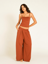 Carregar imagem no visualizador da galeria, Calça Pantalona Budapeste Marrom Camelo UV +50 - panou.br
