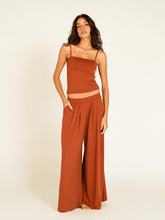 Carregar imagem no visualizador da galeria, Calça Pantalona Budapeste Marrom Camelo UV +50 - panou.br
