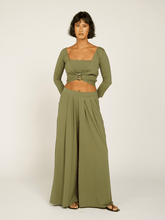 Carregar imagem no visualizador da galeria, Calça Pantalona Budapeste Verde Alcaparra UV 50+ - panou.br
