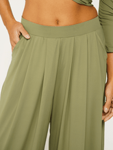 Carregar imagem no visualizador da galeria, Calça Pantalona Budapeste Verde Alcaparra UV 50+ - panou.br
