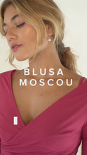Carregar e reproduzir vídeo no visualizador da galeria, Blusa Cachecouer Moscou UV 50+ Rosa Cereja
