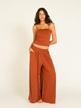 Carregar imagem no visualizador da galeria, Calça Pantalona Budapeste Marrom Camelo UV +50
