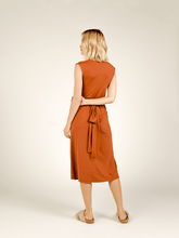 Carregar imagem no visualizador da galeria, Vestido Cachecouer Tóquio Marrom Camelo UV 50+ - panou.br
