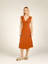 Carregar imagem no visualizador da galeria, Vestido Cachecouer Tóquio Marrom Camelo UV 50+ - panou.br
