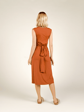 Carregar imagem no visualizador da galeria, Vestido Cachecouer Tóquio Marrom Camelo UV 50+ - panou.br
