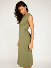 Carregar imagem no visualizador da galeria, Vestido Cachecouer Tóquio Verde Alcaparra UV 50+ - panou.br
