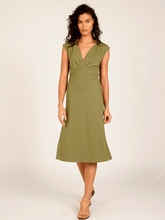 Carregar imagem no visualizador da galeria, Vestido Cachecouer Tóquio Verde Alcaparra UV 50+ - panou.br
