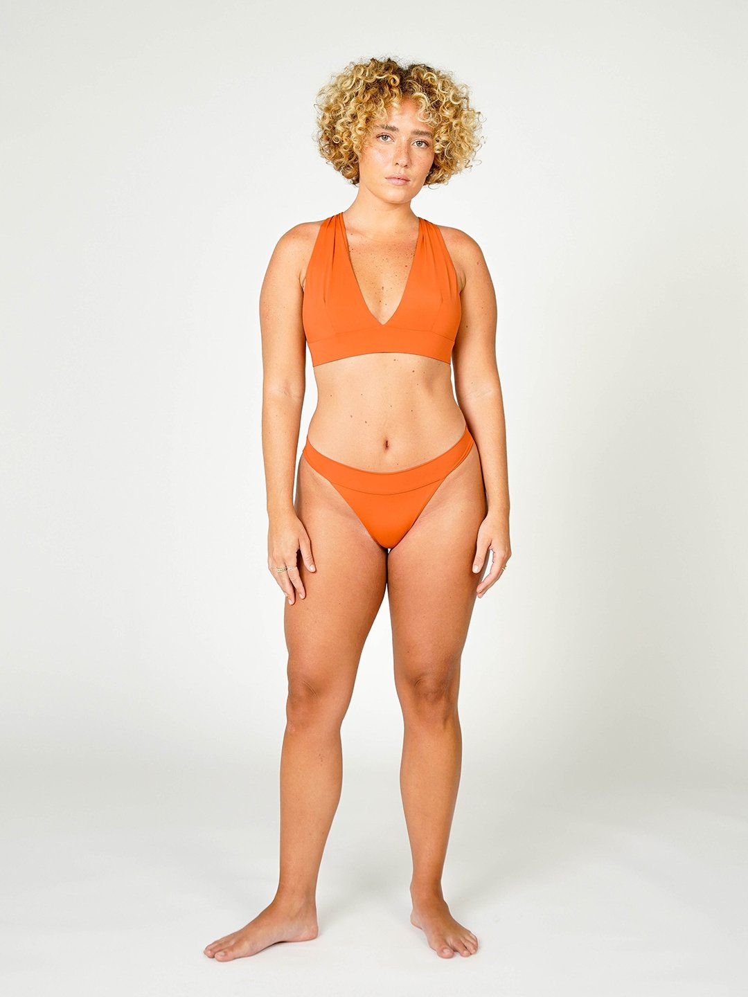 Biquíni Santorini Laranja Ocre UV50+, Parte de Baixo que não aperta e Top com decote em V e Alça Versátil - panou.br